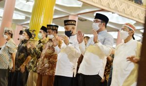Gubernur Jawa Barat Ridwan Kamil salat tarawih berjemaah dan memberikan tausiah di Masjid Kampus UGM, Yogyakarta, Selasa (54).