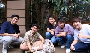 Jerome Polin Sijabat dan Waseda Boys berkunjung ke rumah Alshad Ahmad kemudian berfoto bersama harimau putihnya. (Foto: Instagram @alshadahmad)