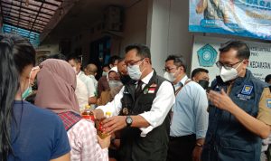 Gubernur Jawa Barat Ridwan Kamil memberikan minyak goreng curah saat operasi pasar, di Kecamatan Sukajadi, Kota Bandung, Senin (4/4) sore. (Foto: Sandi Nugraha/Jabar Ekspres)