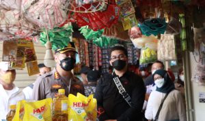 Polresta Bandung turunkan truk Dalmas untuk mendistribusikan minyak goreng curah dari distributor ke setiap pasar tradisional, Rabu (6/4).