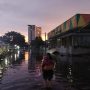 BANJIR: Seorang ibu menggendong sang anak di tengah genangan banjir yang melanda di wilayah Pasar Induk Gedebage, Selasa (6/4) sore.