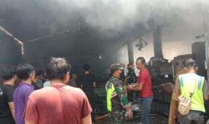 Proses pemadaman api yang melahap gudang perakitan aksesoris sepeda motor oleh berbagai unsur.