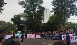 UNJUK RASA: Mahasiswa yang tergabung dalam Aliansi Mahasiswa Jabar Menggugat saat melakukan aksi unjuk rasa di depan Gedung Sate, Kota Bandung. (Nizar/Jabar Ekspres)