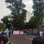 Selain Tolak Presiden 3 Periode, Ini yang Dituntut Mahasiswa Saat Unjuk Rasa UNJUK RASA: Mahasiswa yang tergabung dalam Aliansi Mahasiswa Jabar Menggugat saat melakukan aksi unjuk rasa di depan Gedung Sate, Kota Bandung. (Nizar/Jabar Ekspres)
