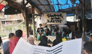 DISKUSI: Warga dan mahasiswa mengadakan diskusi 'Hak Atas Tanah' di reruntuhan Anyer Dalam, Kelurahan Kebonwaru, Kecamatan Batununggal, Kota Bandung. Diskusi diisi pembicara dari LBH Bandung, ARC Bandung dan ARTPN. (Deni/Jabar Ekspres)