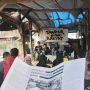DISKUSI: Warga dan mahasiswa mengadakan diskusi 'Hak Atas Tanah' di reruntuhan Anyer Dalam, Kelurahan Kebonwaru, Kecamatan Batununggal, Kota Bandung. Diskusi diisi pembicara dari LBH Bandung, ARC Bandung dan ARTPN. (Deni/Jabar Ekspres)