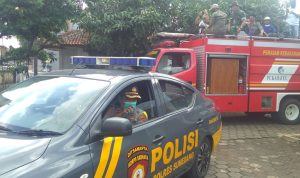Dokumentasi: Kepala Polsek (Kapolsek) Cimanggung, Kompol Herdis Suhardiman saat mengendarai mobil patroli.