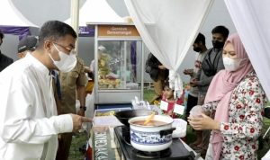 Wakil Bupati Sumedang, Erwan Setiawan saat mengunjungi salah satu pelaku usaha di Bazar Ramadan.