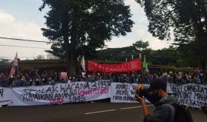 Wacana Penundaan Pemilu, Tanda Bahaya Mundurnya Demokrasi UNJUK RASA: Mahasiswa yang tergabung dalam Aliansi Mahasiswa Jabar Menggugat saat berunjuk rasa di depan Gedung Sate, senin (11/4) kemarin.