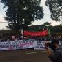 Wacana Penundaan Pemilu, Tanda Bahaya Mundurnya Demokrasi UNJUK RASA: Mahasiswa yang tergabung dalam Aliansi Mahasiswa Jabar Menggugat saat berunjuk rasa di depan Gedung Sate, senin (11/4) kemarin.