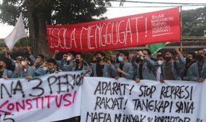 UNJUK RASA: Mahasiswa yang tergabung dalam Aliansi Mahasiswa Jabar Menggugat saat berunjuk rasa di depan Gedung Sate, Senin (11/4) kemarin. (Deni/Jabar Ekspres)