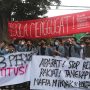 UNJUK RASA: Mahasiswa yang tergabung dalam Aliansi Mahasiswa Jabar Menggugat saat berunjuk rasa di depan Gedung Sate, Senin (11/4) kemarin. (Deni/Jabar Ekspres)