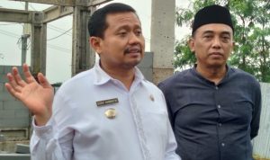 Bupati Sumedang Berikan Imbauan Untuk Pemudik Lebaran Idul Fitri 2022, Simak Isinya Bupati Sumedang Doni Ahmad Munir (kiri) Didamping Camat CimanggungDikdik Syeh Riski (kanan) di Desa Sindanggalih Cimanggung, Sumedang (Yanuar Baswata/Jabarekspres)