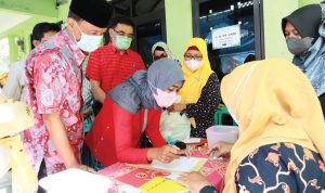 Operasi Pasa Murah (OPM) yang dipusatkan di Kecamatan Talun, Kabupaten Cirebon. (FOTO: MUMUH MUHYIDDI/YUSUF S)