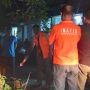 Tim Inafis Polresta Bandung saat melakukan pemeriksaan di TKP pembunuhan di Desa Rancaekek Wetan, Kecamatan Rancaekek, Kabupaten Bandung. (Yanuar/Jabar Ekspres)