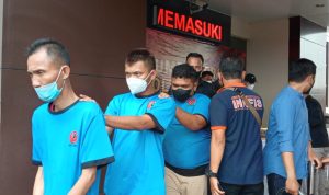 Para pelaku pembobol spesialis roda 4 dan truk di rest area berhasil ditangkap di exit tol Pasir Koja, Kota Bandung, Kamis (28/4). (Foto: Sandi Nugraha/Jabar Ekspres)