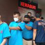 Para pelaku pembobol spesialis roda 4 dan truk di rest area berhasil ditangkap di exit tol Pasir Koja, Kota Bandung, Kamis (28/4). (Foto: Sandi Nugraha/Jabar Ekspres)