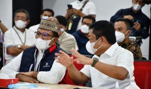Menteri Komunikasi dan Informatika Johnny G. Plate (kiri) didampingi Direktur Utama Telkom Ririek Adriansyah (kanan) melakukan kunjungan sekaligus peninjauan ke Kantor Wilayah Telkom Cirebon guna mengecek kesiapan infrastruktur, layanan, dan tim operasional untuk mengamankan kualitas layanan telekomunikasi agar tetap prima jelang lebaran, Jumat (29/04).