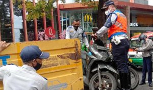 Jelang Lebaran Mall Diserbu Pengunjung, Jumlah Kendaraan di Pusat Perbelanjaan Meningkatkan Drastis Petugas Dinas Perhubungan memantau kodisi tempat parkir disejumlah pusat perbelajaan, karena sejak H-7 Lebaran Mall diserbu pengunjung.