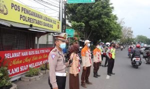 Ipda Mustari tengah melakukan pemantauan arus lalu lintas di Bunderan Cibiru, Kota Bandung Pada Sabtu (30/4) (Arvi/Jabarekspres)