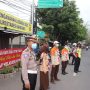 Ipda Mustari tengah melakukan pemantauan arus lalu lintas di Bunderan Cibiru, Kota Bandung Pada Sabtu (30/4) (Arvi/Jabarekspres)