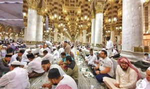 Tarawih di Masjid Nabawi, Jamaah Penuh Luber Hingga ke Halaman