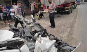 Petugas olah TKP kecelakaan minibus tabrak tangki di Pantura Cirebon, Minggu (3/4). (Foto: Darpan/Antara)