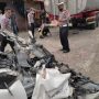 Petugas olah TKP kecelakaan minibus tabrak tangki di Pantura Cirebon, Minggu (3/4). (Foto: Darpan/Antara)