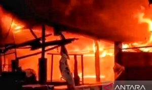 15 Kios Di Cakung Terbakar, 12 Mobil Damkar dan 60 Personel Dikerahkan, Penyebabnya Ternyata Sepele 15 Kios Di Cakung Terbakar, 12 Mobil Damkar dan 60 Personel Dikerahkan, Penyebabnya Ternyata Sepele