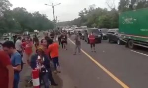 Tangkapan layar pemudik menutup jalan ke arah Bandung di Tol Cikampek.