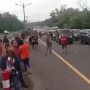 Tangkapan layar pemudik menutup jalan ke arah Bandung di Tol Cikampek.