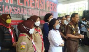 Melalui amar putusannya yang dibacakan Ketua Majelis Hamik Herri Swantoro permintaan banding dari Jaksa Penuntut Umum terhadap Herry Wirawan