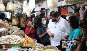 Menko Airlangga Hartarto ketika meninjau langsung harga kebutuhan pokok di pasar tradisional untuk memastikan keberadaan minyak goreng.