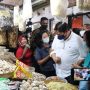 Menko Airlangga Hartarto ketika meninjau langsung harga kebutuhan pokok di pasar tradisional untuk memastikan keberadaan minyak goreng.