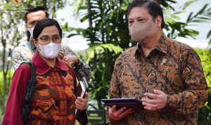 Menko Perekonomian Airlangga Hartarto bersama Menku Sri Mulyani