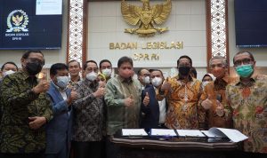 Menko Perekonomian Airlangga Hartarto ketika berada bersama Badan Legilasi DPR RI usai pendatanganan kesepakatan revisi UU PPP