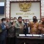 Menko Perekonomian Airlangga Hartarto ketika berada bersama Badan Legilasi DPR RI usai pendatanganan kesepakatan revisi UU PPP