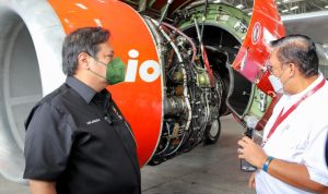 Menteri Koordinator Bidang PErekonomian Airlangga Hartarto tengah melihat langsung perbaikan pesawat di Industri MRO KEK BAT.