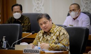 Menteri Koordinator Bidang Perekonomian Airlangga Hartarto ketika rapar kerja bersama DPR RI untuk membahas perubahan UU Cipta Kerja