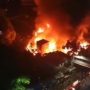 Kebakaran Pasar Gembrong Jakarta Timur, terjadi Minggu (24/4) malam. (tangkapan layar)