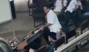 Anggota DPRD Kuningan Ngamuk, Balikan Meja Ketika Sidang Paripurna, Loh Kenapa? Peristiwa itu terjadi ketika pembahasan dalam agenda rapat mengenai adanya perombakan Alat Kelengkapan Dewan (AKD) DPRD Kuningan.
