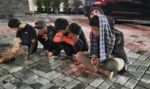 Diduga Hendak Tawuran Gunakan Sarung, 4 Remaja Diamankan Polisi Polisi amankan 4 remaja yang diduga hendak tawuran di Bekasi (FIN)