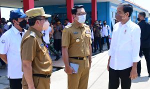 Presiden Joko Widodo bersama Gubenur Jabar ketika melakukan kunjungan untuk bertemu nelayan Cirebon