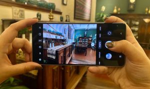 Samsung Galaxy A73 5G memberikan kebebasan untuk berekspresi dengan memanfaatkan kebersamaan di Ramadan dan hari lebaran nanti.