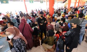 Penumpukan penumpang di Terminal Kampung Rambutan karena bus tak kunjung datang alias datang terlambat. (Dery Ridwansah/ JawaPos.com)