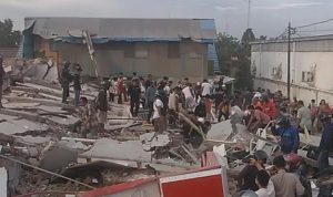 Tangkapan layar Minimarket yang berlokasi di Jl. A Yani Km. 14, Gambut Kabupaten Banjar, Kalimantan Selatan, ambruk Senin, (18/4).