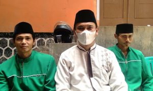 Kepala Desa Sindanggalih, Eddy Setiawan (tengah) didampingi Ketua MUI Sindanggalih, Yusup Nurdin (kiri). (Jabar Ekspres)