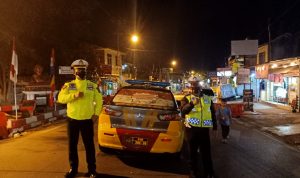 Antisipasi Kemacetan Selama Ramadan, Polsek Cicalengka Lakukan Rekayasa Lalu Lintas Kepala Unit Lalu Lintas (Kanit Lantas) Polsek Cicalengka, AKP Mohamad Abdullah atau akrab disapa Chevy (kiri) saat lakukan operasi rekayasa lalu lintas.