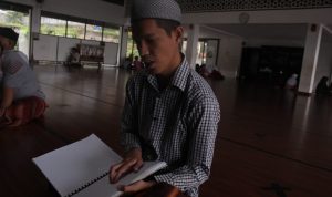 Impian Pesantren Tunanetra Sam'an Darushudur, Mencetak Banyak Pengajar Al-Quran Braille MEMBACA: Santri Pesantren Tunanetra Sam'an Darushudur disaat membaca Al-Quran Braille di Masjid Darushudur, Kampung Sekegawir, Desa Cimenyan, Kabupaten Bandung, Selasa (5/4). (Deni/Jabar Ekspres)