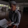 MEMBACA: Santri Pesantren Tunanetra Sam'an Darushudur disaat membaca Al-Quran Braille di Masjid Darushudur, Kampung Sekegawir, Desa Cimenyan, Kabupaten Bandung, Selasa (5/4). (Deni/Jabar Ekspres)